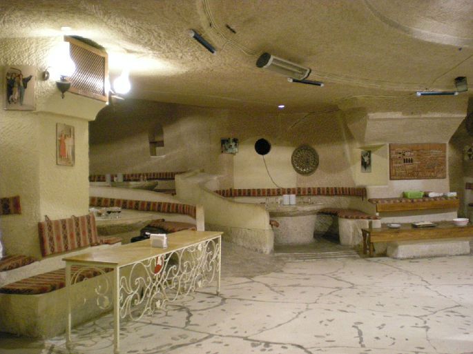 中午吃饭的洞穴餐厅