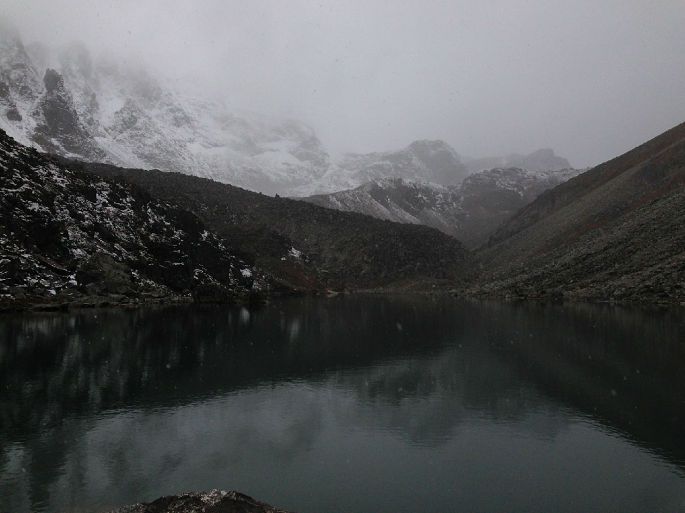 路过一个小湖,雪停了