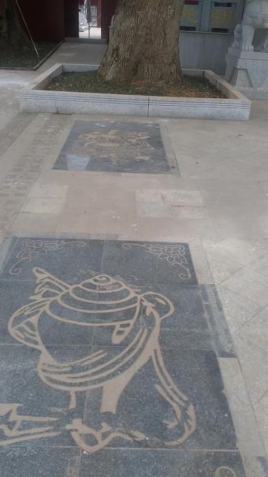 11山门后的地砖画着图案.JPG