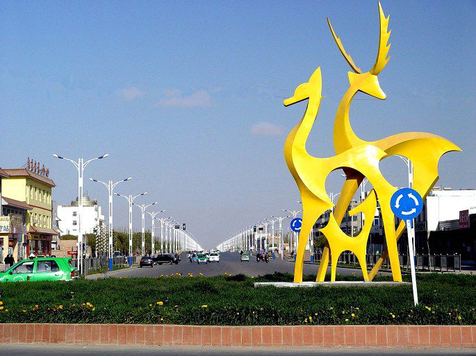 流光溢彩焕发新姿的巴楚县街道。 摄影 吐尔贡江·依明.jpg