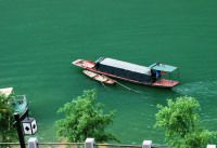 枣红色的小舟荡漾在恩施-龚滩-凤凰-桃花源的绿色海洋中