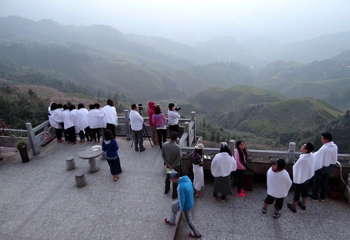 龙脊金坑景区全景楼大酒店4楼平台上看日出的游客.JPG