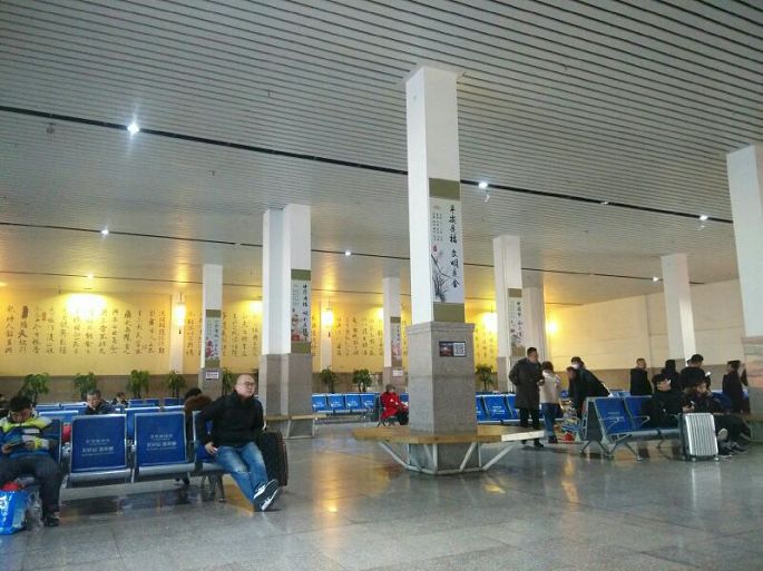 图01-除夕 这个北方城市出行的人真不多_副本.jpg