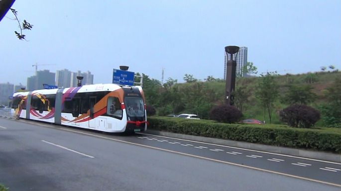 10株洲智轨在运行途中.JPG